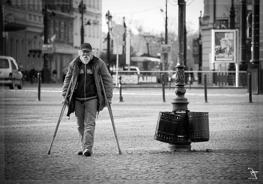 older man on crutches injured in accident but also collecting ssdi